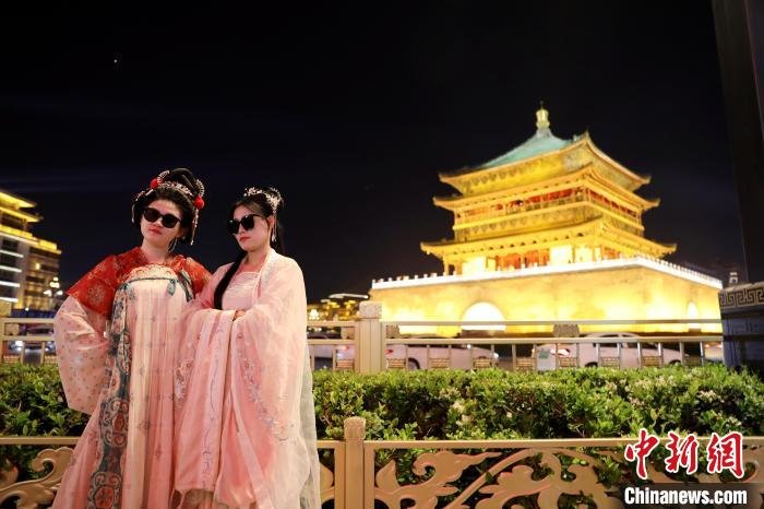 图为游客穿汉服在钟楼前拍照。　张远 摄