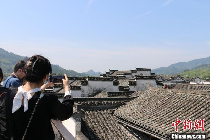 游客在呈坎村拍照留念。　张强 摄