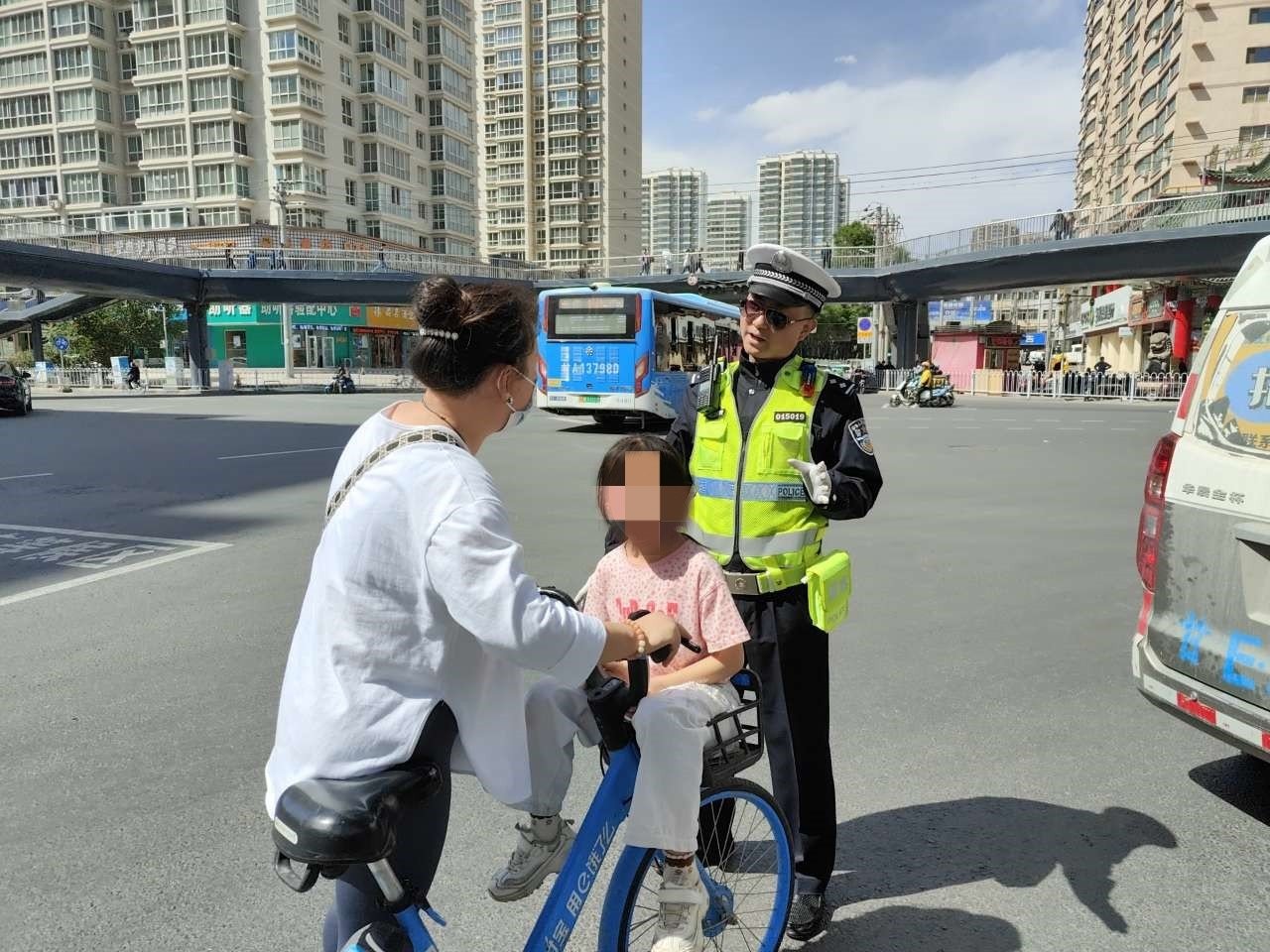 非机动车“花式带娃” 这些家长马路炫技太危险