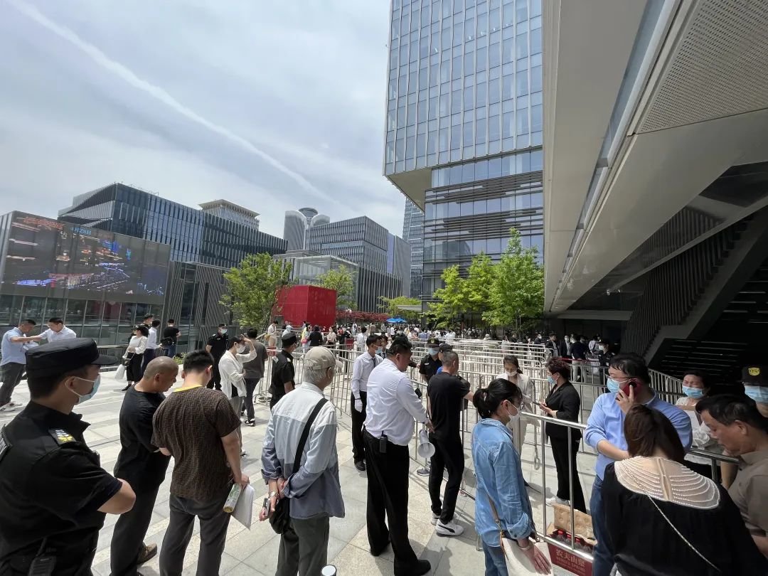 亿万富翁烈日下排队,摇中就赚2000万!上海楼盘惊现“一日夫妻”、“现场配婚黄牛”_凤凰网