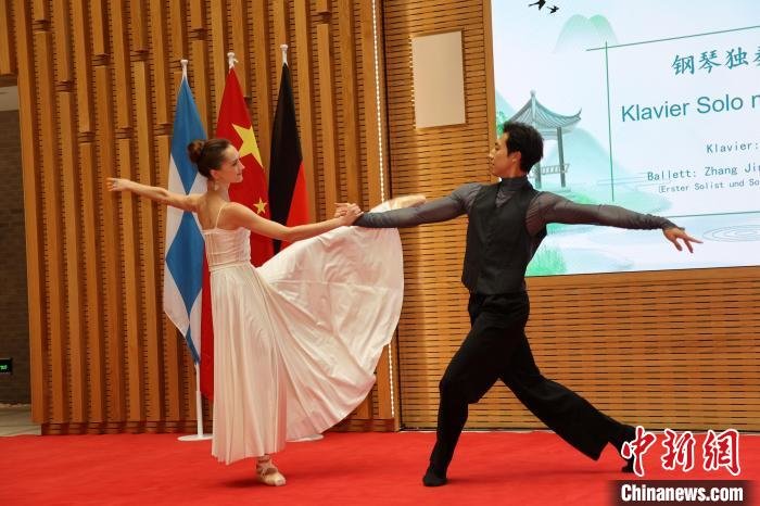 中国驻慕尼黑总领馆举办“茶和天下”暨母亲节招待会