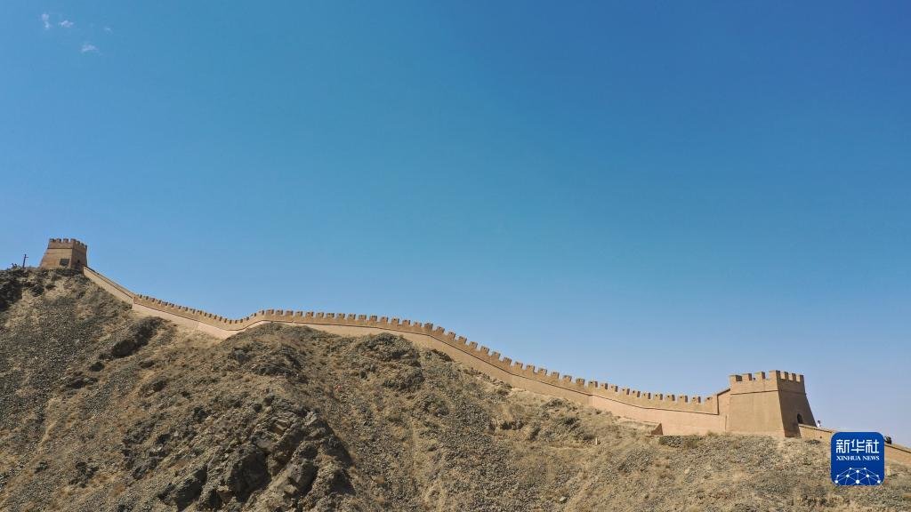 这是5月17日在甘肃省嘉峪关市拍摄的悬壁长城（无人机照片）新华社记者 陈斌 摄