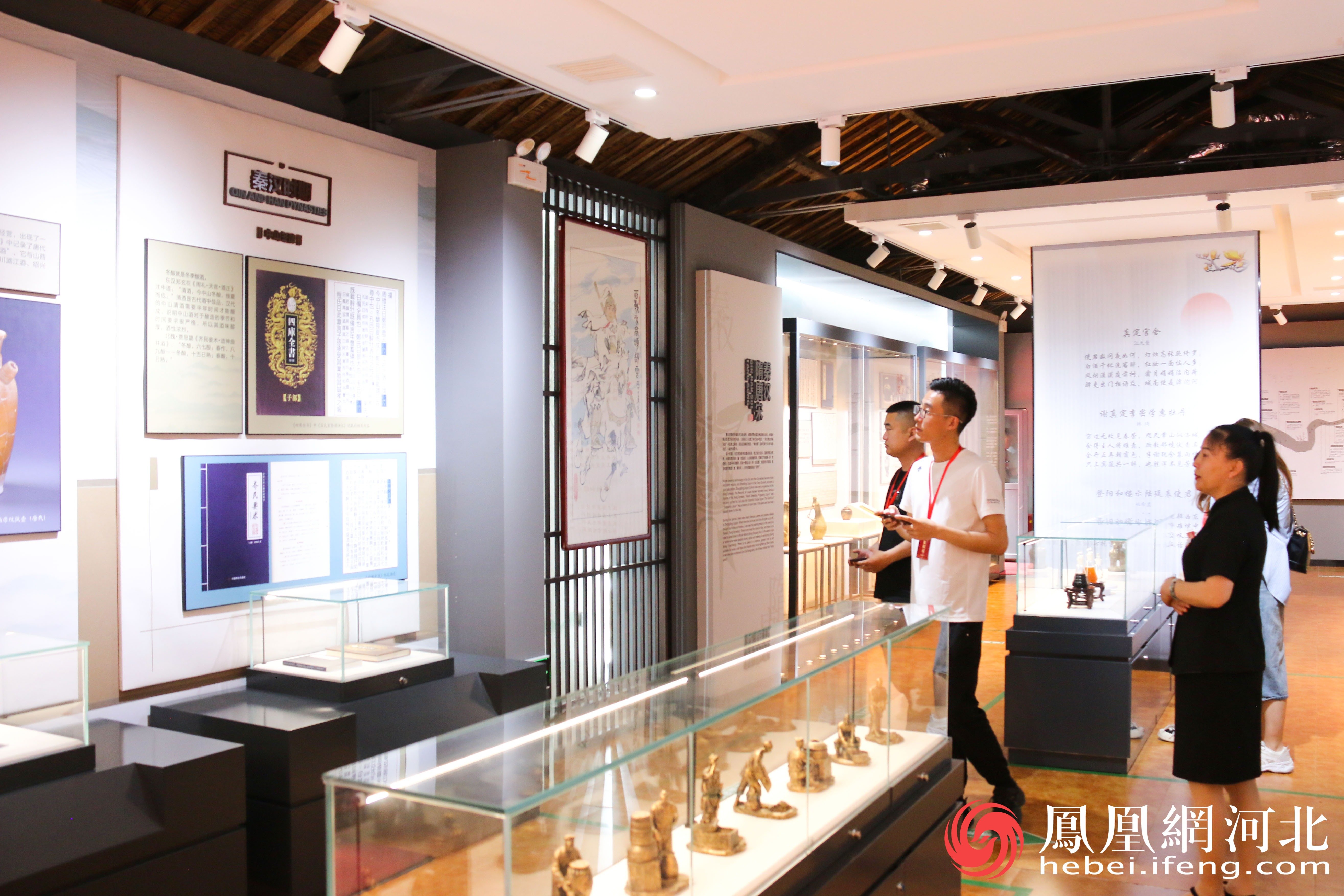 与会嘉宾参观博物馆