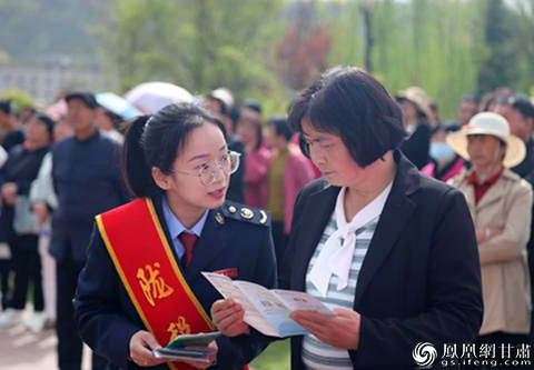 “陇税雷锋”向赏花游客发放税收宣传手册 徽县税务局供图