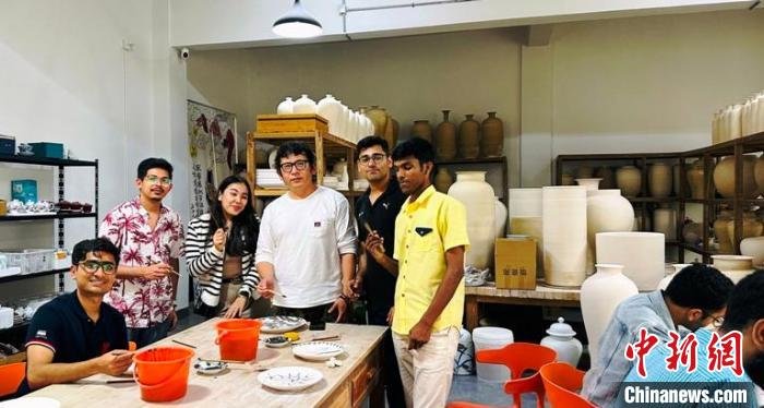 5月17日，60名在华留学生赴“千年瓷都”江西景德镇体验陶瓷文化。　九江学院 供图
