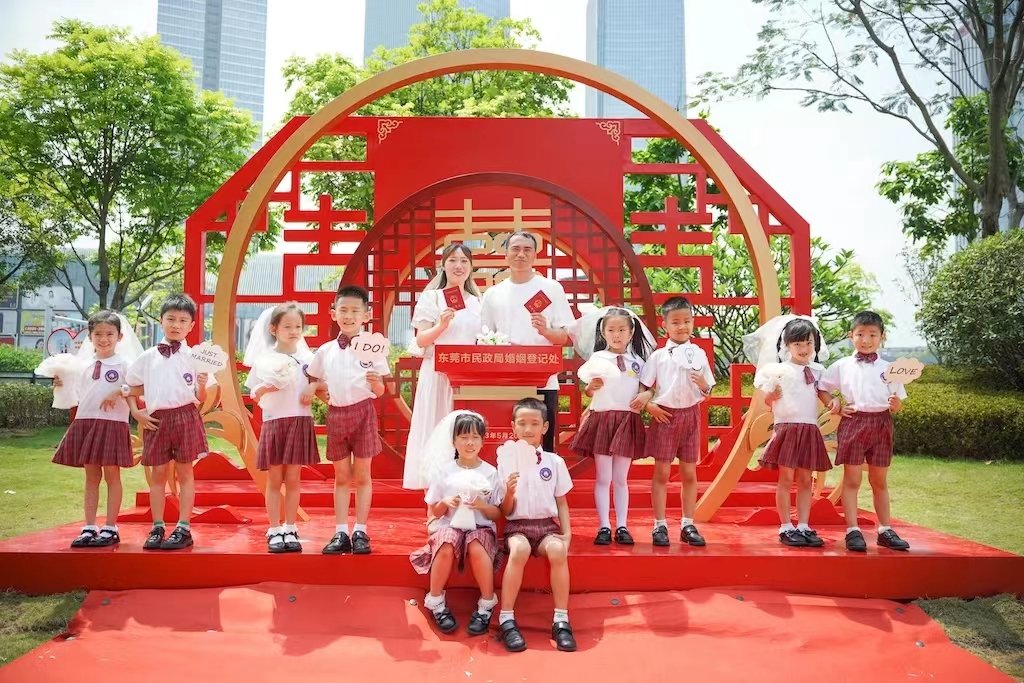 520东莞为“爱”加班,特色颁证引领新风尚