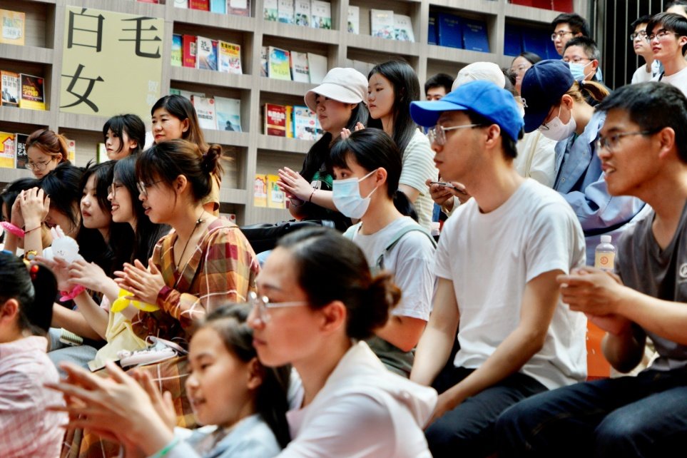 读者不时报以掌声。