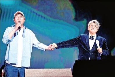 韩红、冯翔共唱《汉阳门花园》。