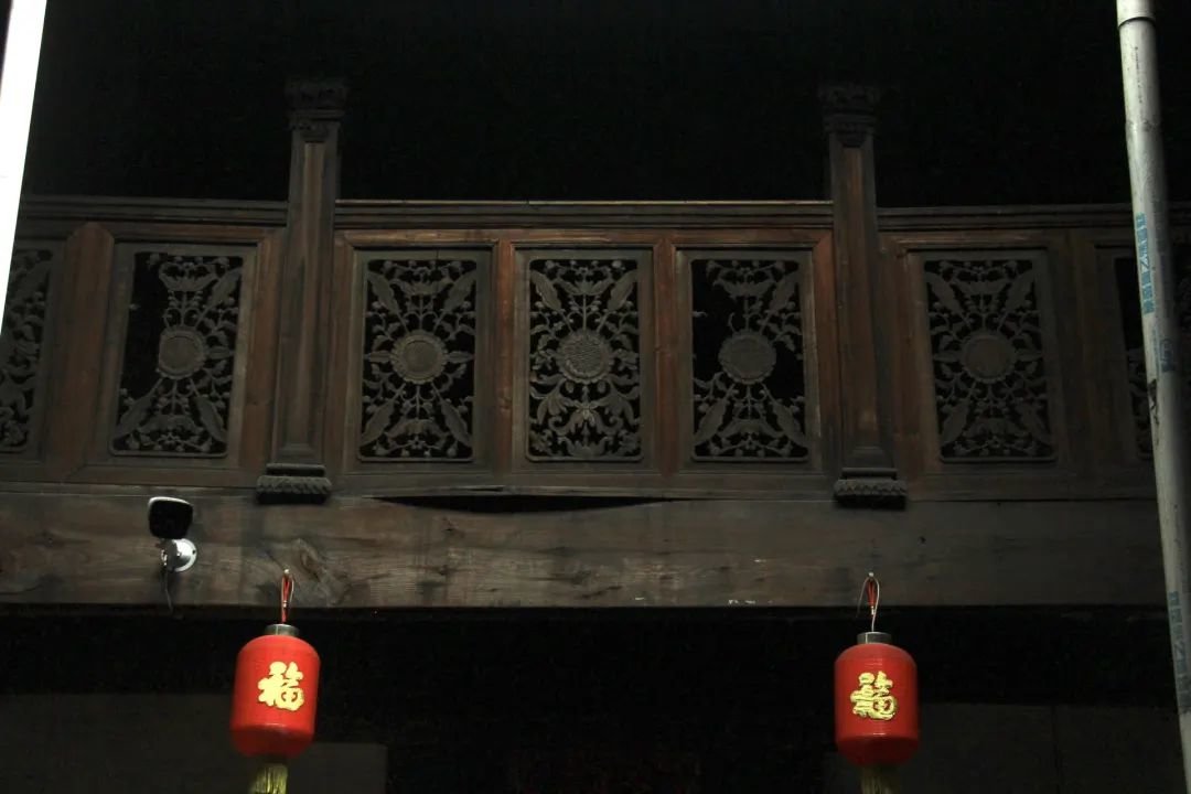 居民在家中安装摄像头（全媒体记者 罗虹 摄）