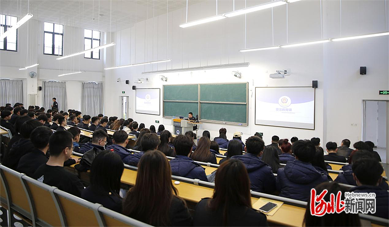 图为辖区公安民警为唐山海运职业学院学生开展普法教育。