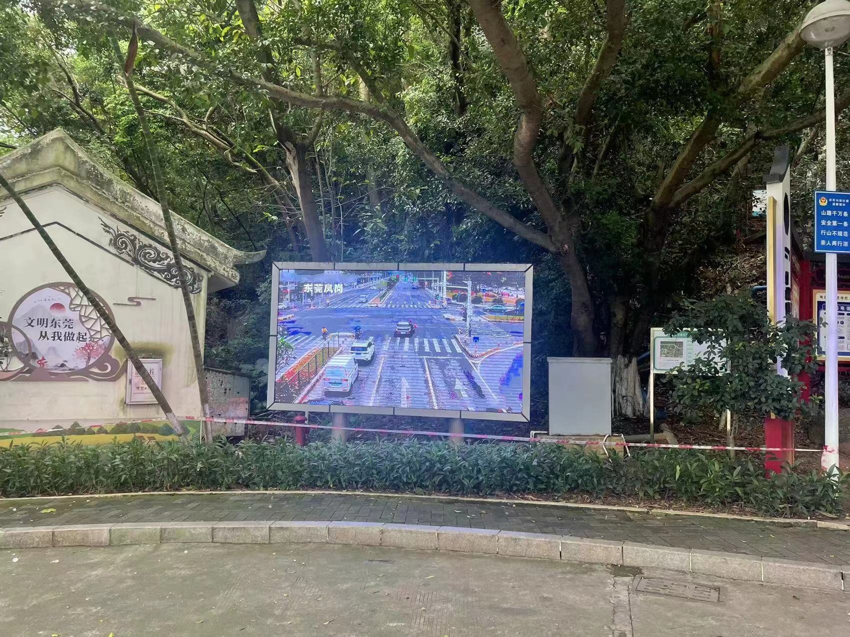 大屏滚动播放交通安全视频，提升市民交通安全意识