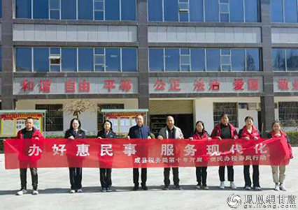 “一把手”带队，税务干部深入企业开展便民办税行动。成县税务局供图