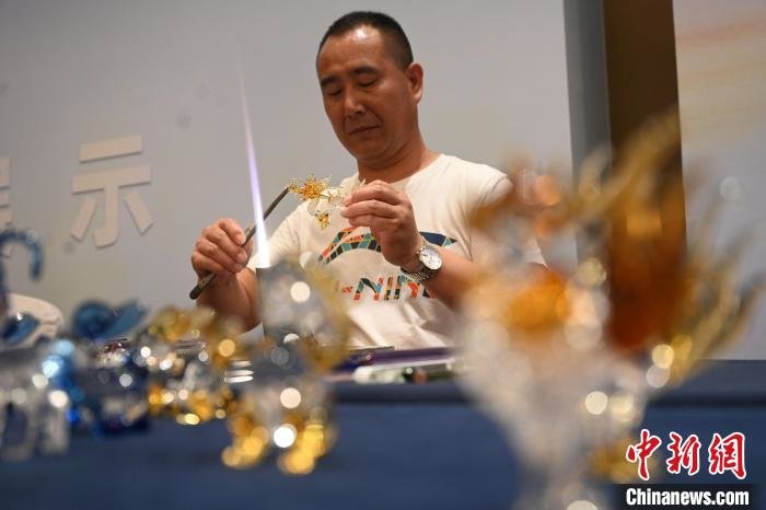 满族剪纸、树皮画等非遗技艺亮相河北隆化推介会