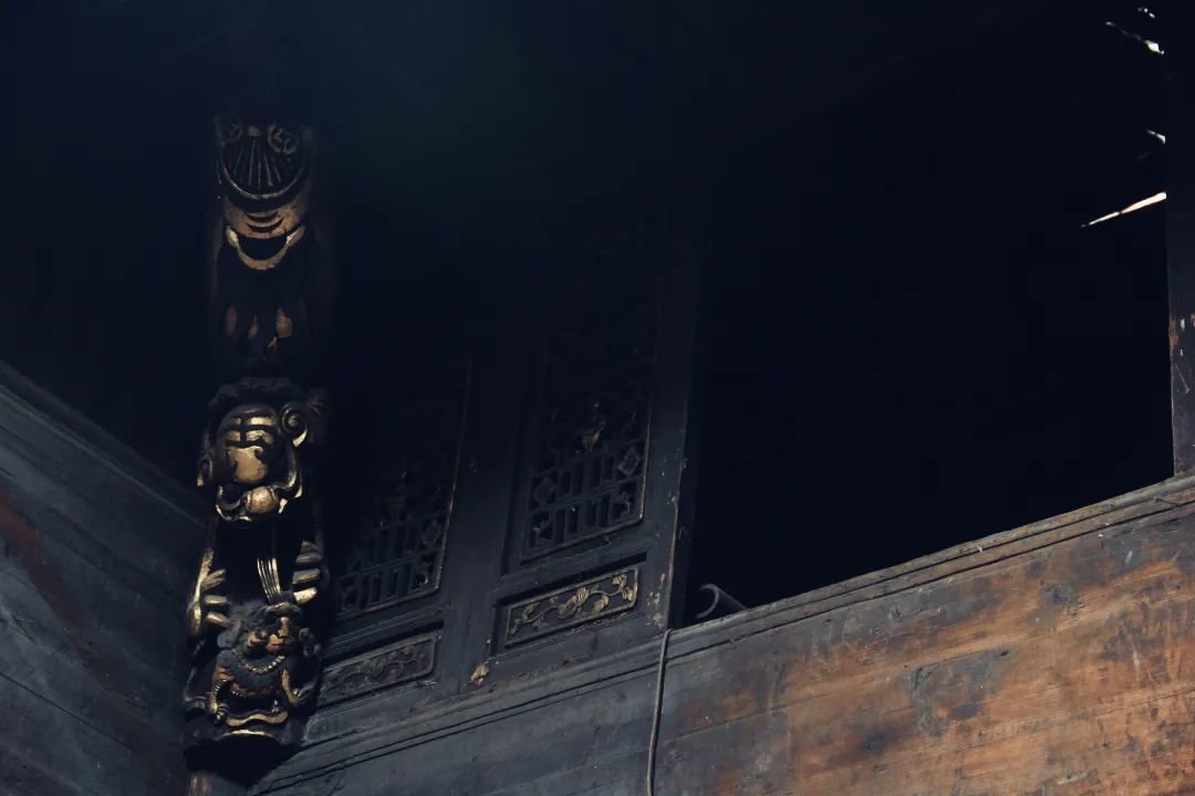老民居里“亦狮亦虎”木雕。（全媒体记者 罗虹 摄）