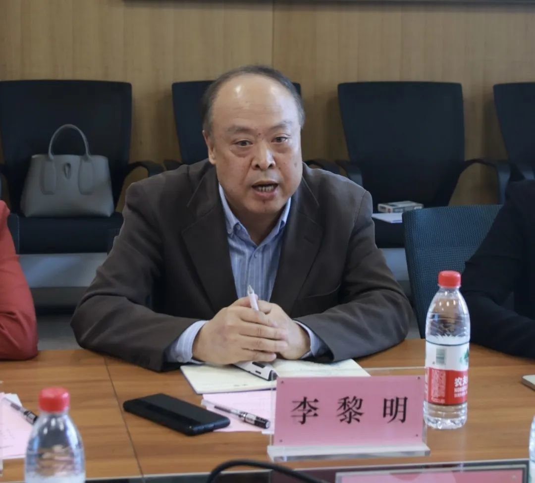 李黎明介绍了人文社会科学学院及研究院的组织架构,科研平台,人才培养