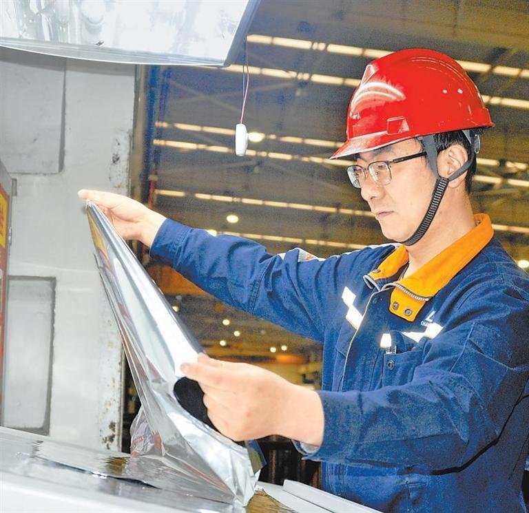 工人在陇西西北铝箔有限公司生产车间检查铝箔产品