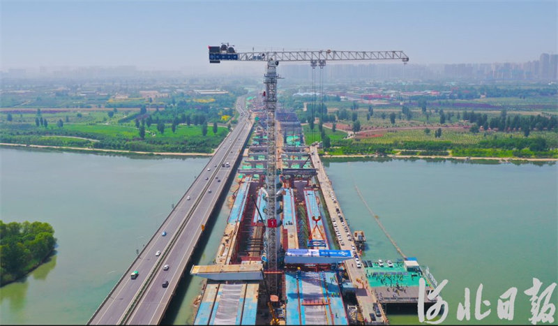 石家庄复兴大街滹沱河特大桥主桥首片钢箱梁成功吊装1.jpg