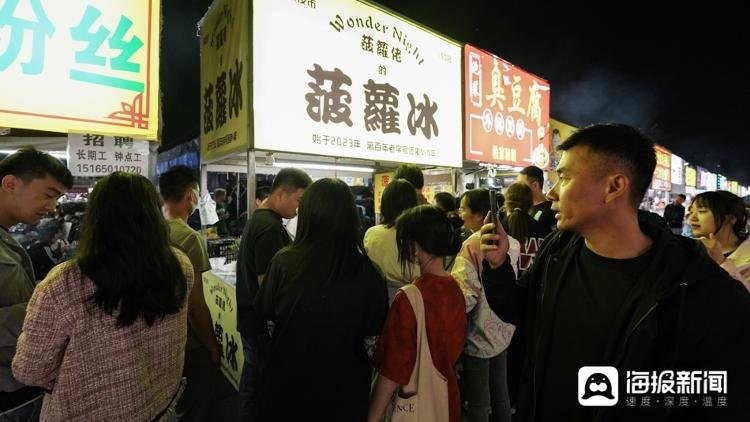 图:通过直播,除了吸引了不少游客来逛夜市,也吸引了许多商户慕名入驻。(海报新闻记者 毕胜 摄)