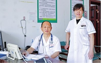 2023年5月13日，武汉经开区汉江村卫生室，刘志强医生和他的妻子万会护士。长江日报记者胡冬冬 摄