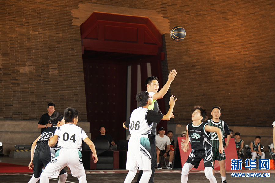 5月13日，比赛中的小球员。