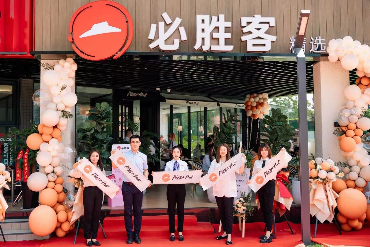 在豫首家同时入驻 肯德基、必胜客校园餐厅落户郑州科技学院