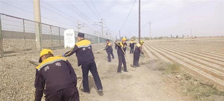 工作人员清理铁道沿线垃圾杂物