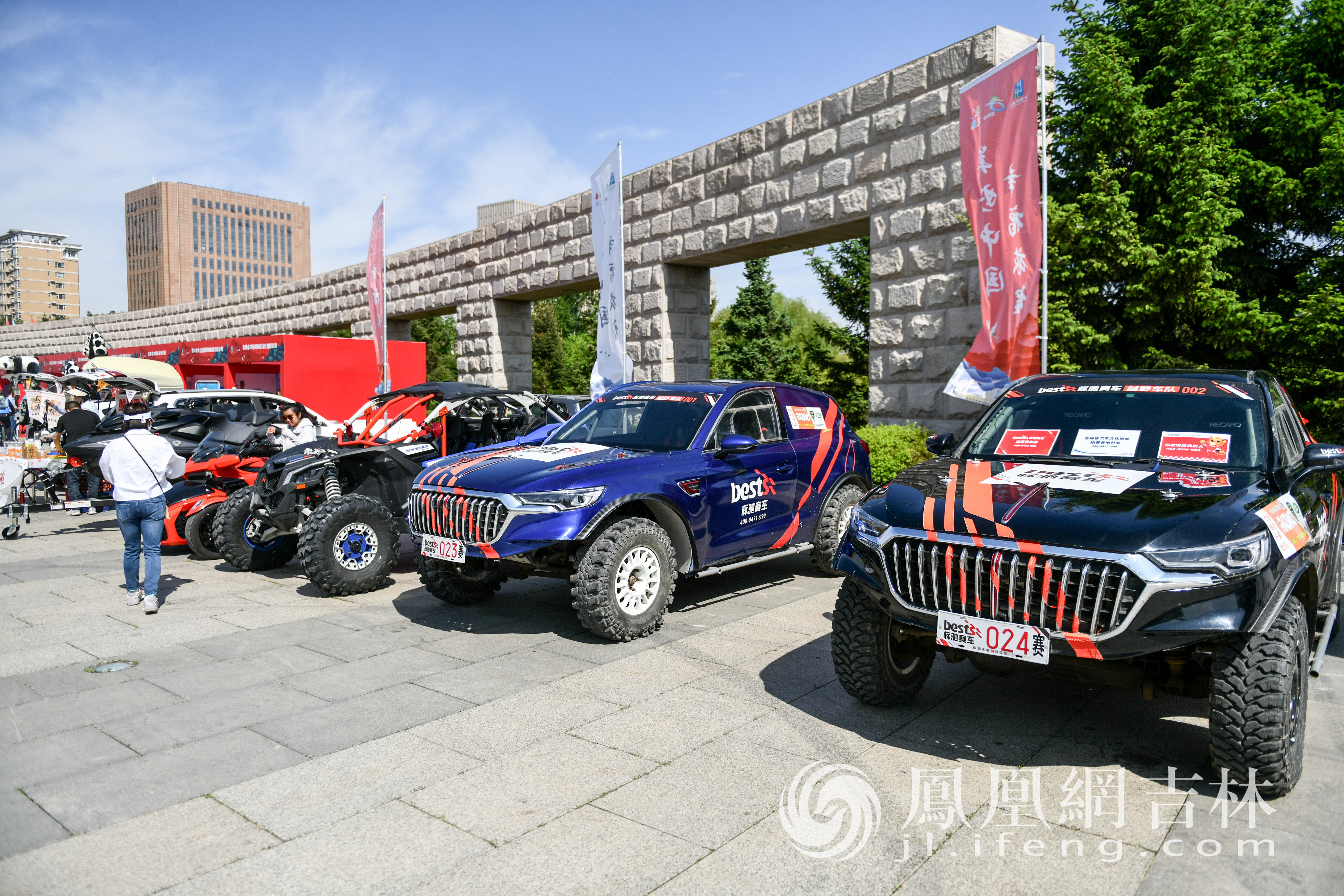 文旅集市吸引了众多游客。凤凰网吉林 梁琪佳摄