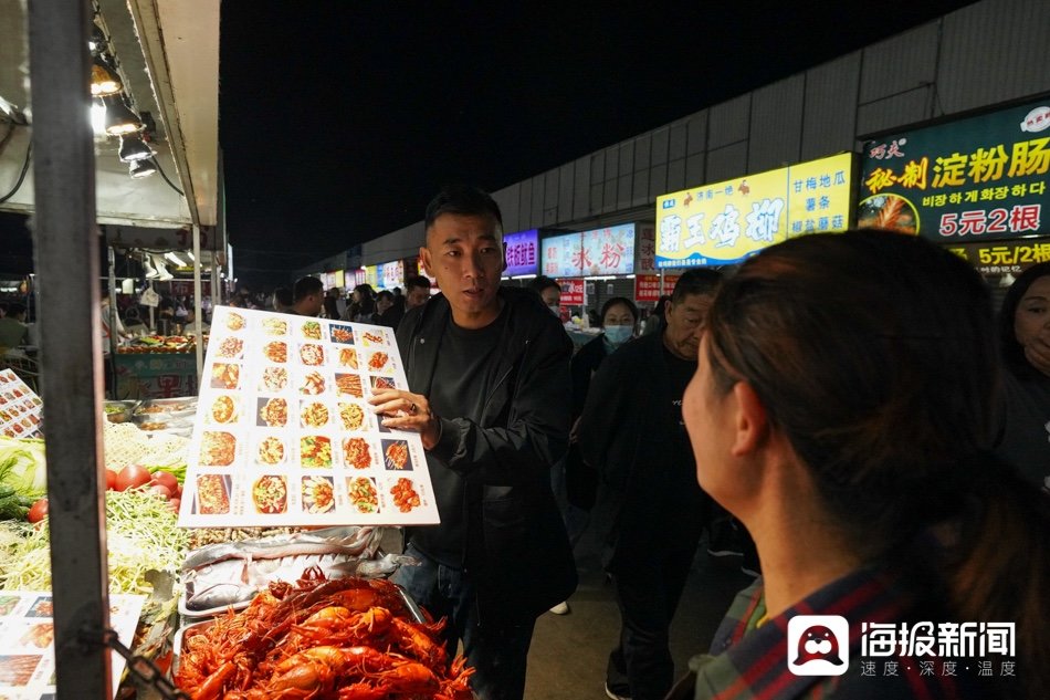图:从2017年起至今,济南环联夜市进入大众视野已经有近6个年头,从最初只有200个商户入驻,到现在有1500个商户在这摆摊经营。(海报新闻记者 毕胜 摄)