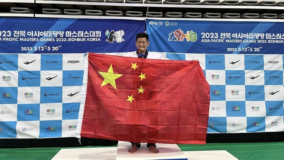 中国台湾选手在韩国获奖，高举五星红旗亮相颁奖台_凤凰网视频_凤凰网