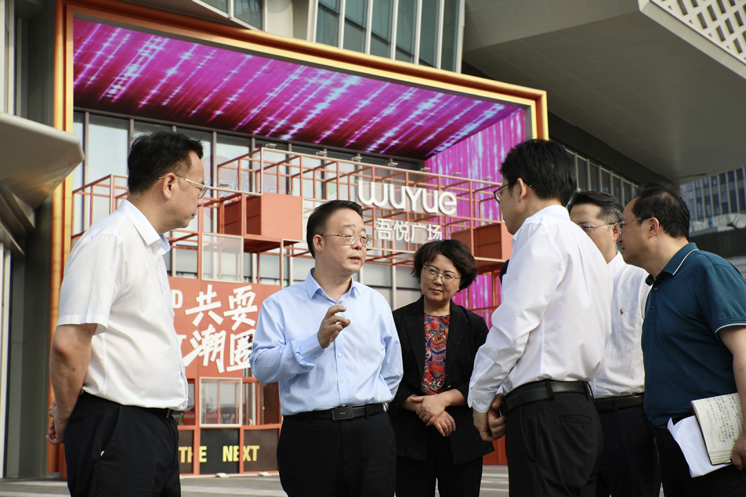 杨晓云在中央公园国际商务中心调研。任天驹 摄