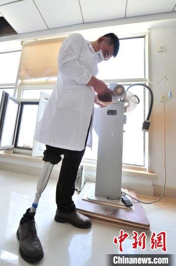 张立德在打磨假肢的细节。 高龙安 摄