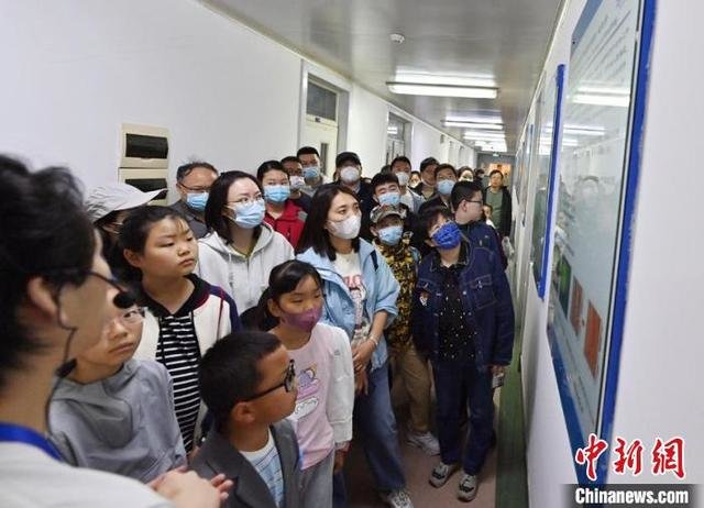 民众参观长春光机所国家重点实验室。　张瑶 摄