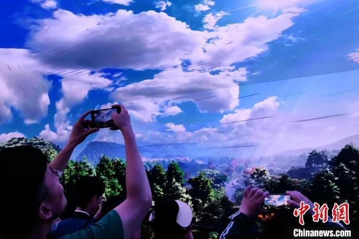 游客在呈坎村体验7D裸眼视频，沉浸式感受徽州文化。　张强 摄