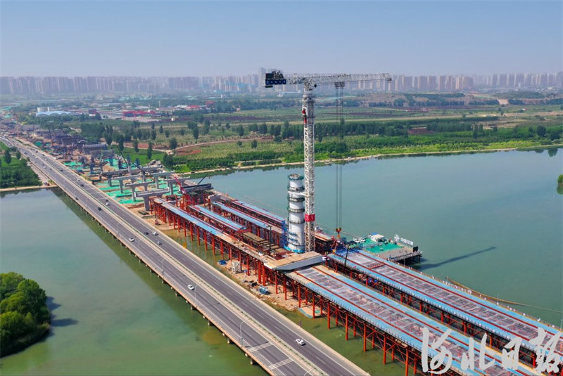 石家庄复兴大街滹沱河特大桥主桥首片钢箱梁成功吊装3.jpg