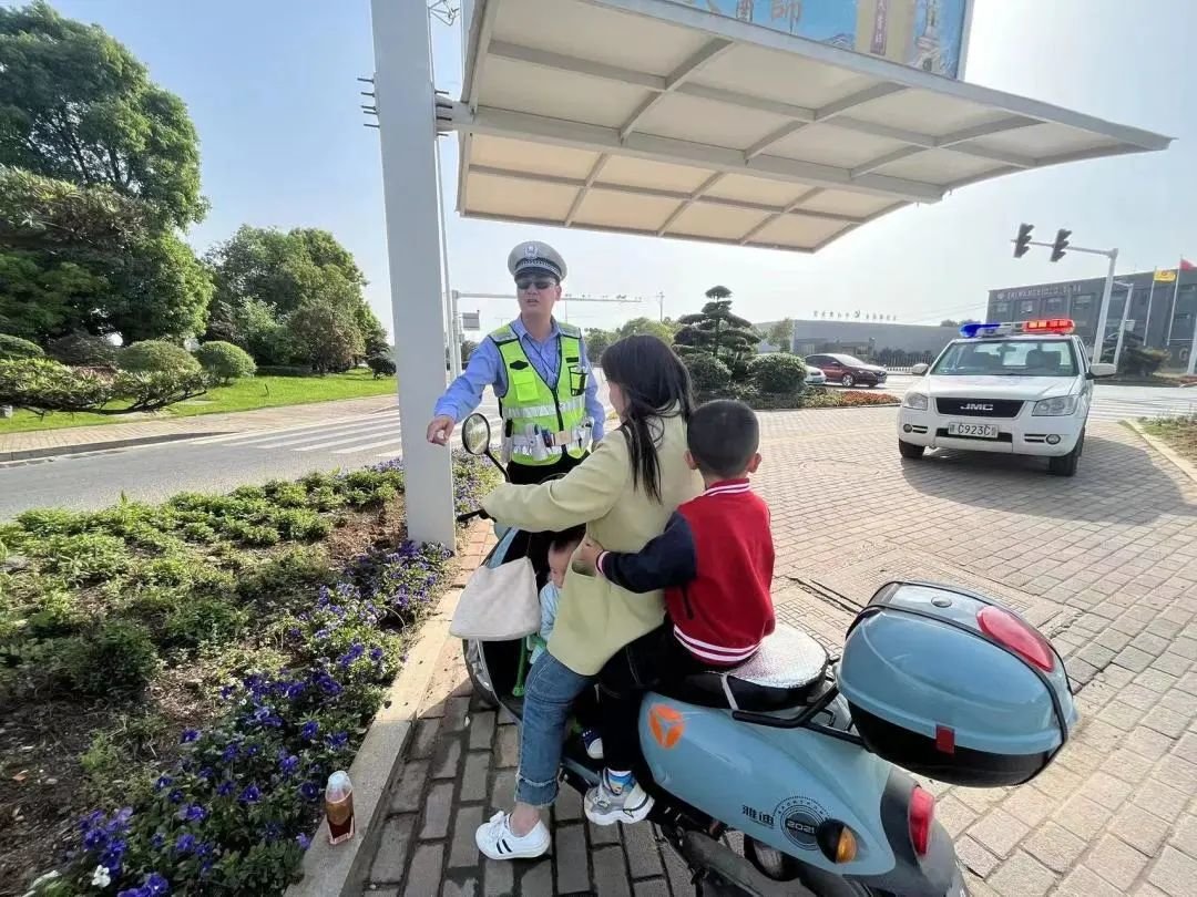 严查违规加装雨篷