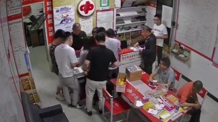 夫妻彩票店刮刮乐中40万激动尖叫，老板：第二张还没刮就走了