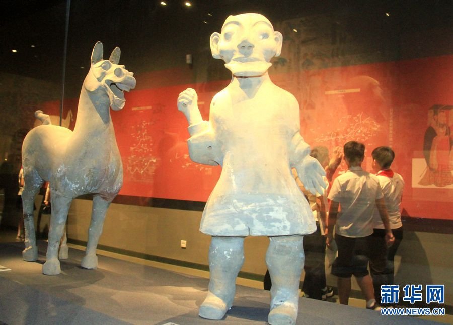 5月17日，河南省南阳市博物院，观众在陈列展厅参观。（高嵩 摄）