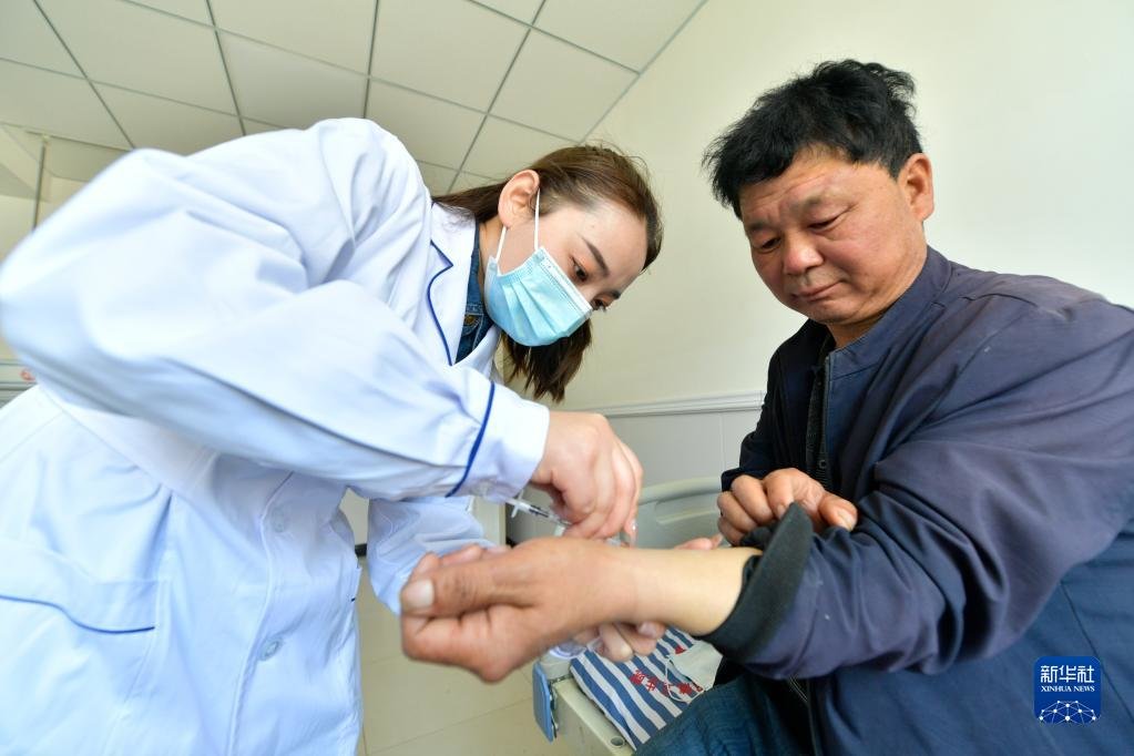 在武都区桔柑镇卫生院住院部病房，李瑞（左）给患者做皮试（5月11日摄）。新华社记者 范培珅 摄