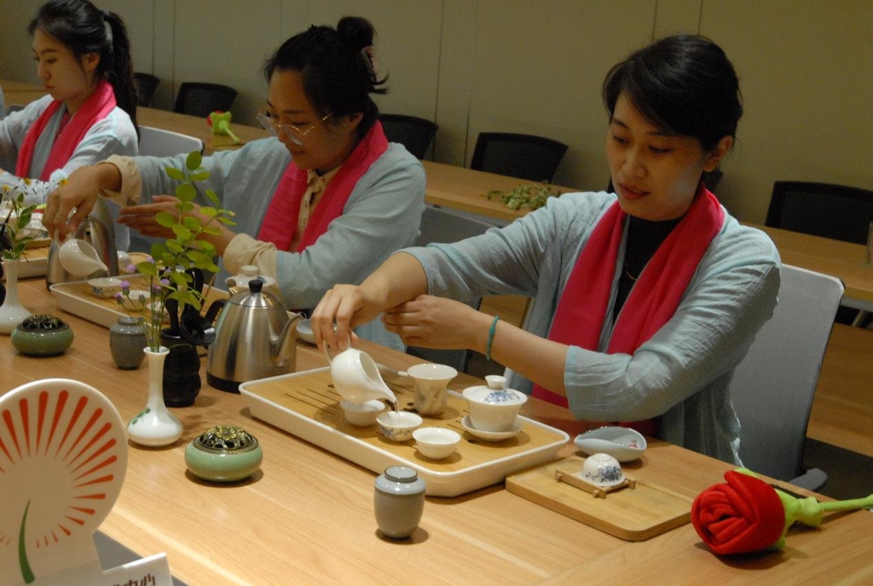 在青岛市即墨区新时代文明实践中心茶艺培训公益课堂上，市民在学习茶艺