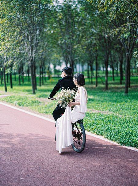 2019年10月7日，甘肃庆阳一对新人选择“低碳出行”式婚礼。受访者供图
