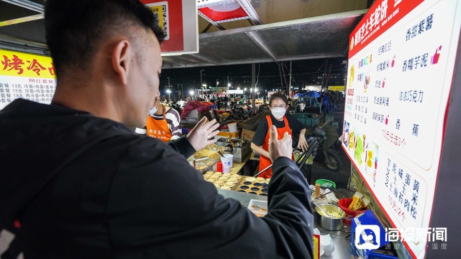 图:从夜市营业之初的没人来、没人逛,到如今工作日日客流量5万,周六日日客流量10万加,作为环联夜市“大管家”的谢伟有着自己学习探索出来的一套运营模式和流量密码。(海报新闻记者 毕胜 摄)