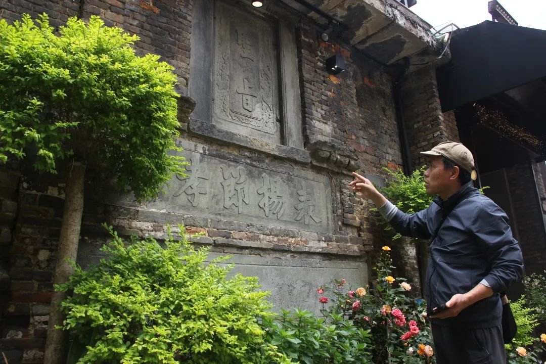 文博专家白光华向记者介绍“圣旨”。（全媒体记者 王湘琴摄）