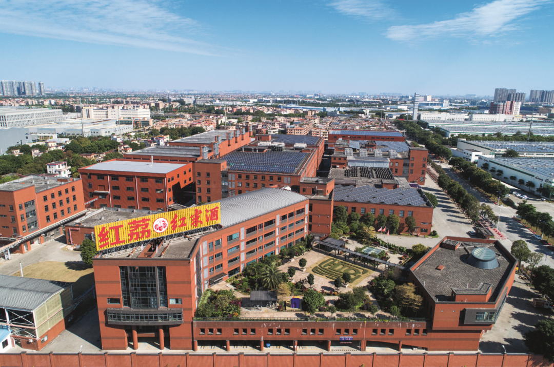 ▲ 位于李家沙水道北岸的广东顺德酒厂，这里是红荔红米酒的生产基地。