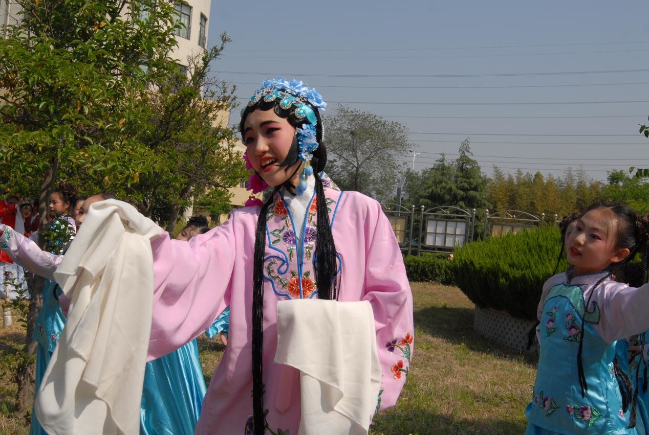 5月15日，青岛市即墨区第四实验小学柳腔剧社团的学生在排练中。