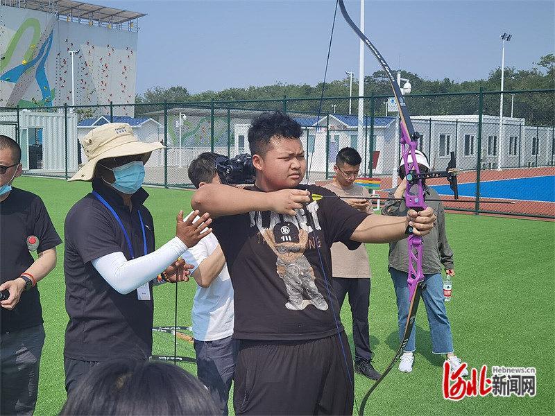 在大城山“运动之山”射箭基地，市民在专业教练指导下体验射箭。河北日报记者王育民摄