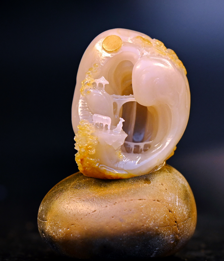 江津玉，是重庆市目前发现唯一的玉石，是全国迄今已发现的独有硒玉。图为杨柳雕刻的《别有洞天》