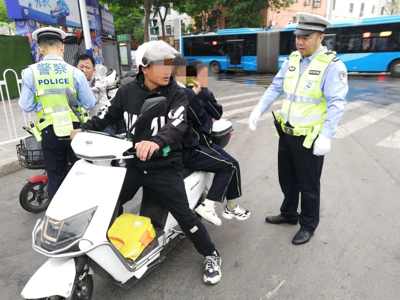 非机动车“花式带娃” 这些家长马路炫技太危险