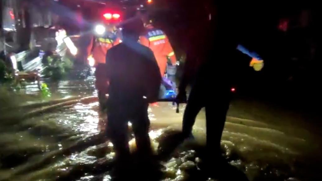 武汉暴雨来袭有人员被困险情，消防两小时转移被困人员30人