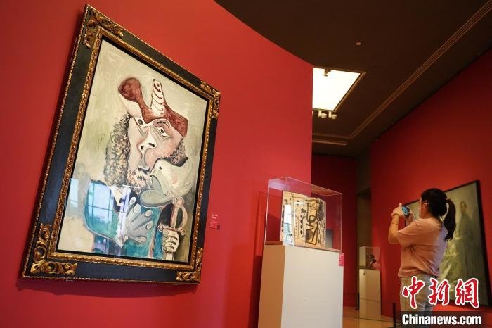 5月23日，观众在“美在新时代——中国美术馆建馆60周年系列展览”中欣赏西班牙画家毕加索的作品《带鸟的步兵》。史春阳 摄