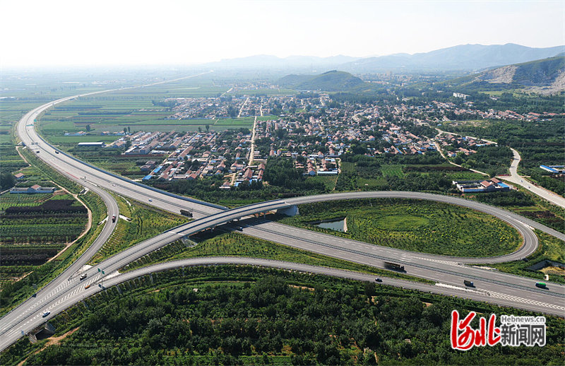 图1：玉田县充分发挥区位交通优势，加快高质量发展步伐。这是京秦高速玉田段。河北日报通讯员李洋摄.jpg